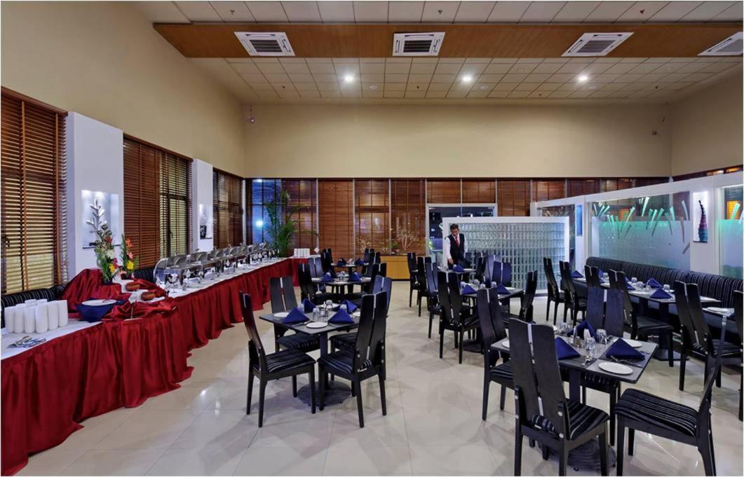 Hi 5 Hotel & Experience Nashik Dış mekan fotoğraf