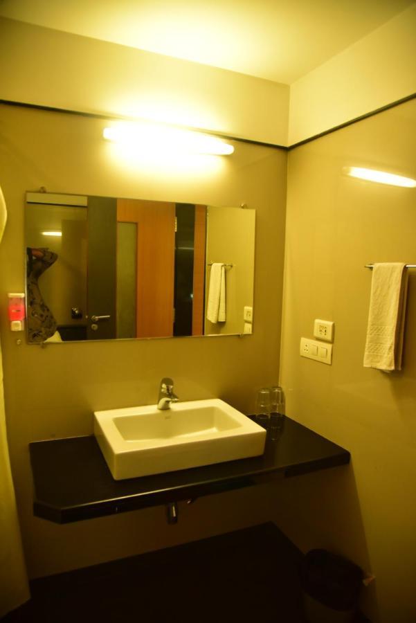 Hi 5 Hotel & Experience Nashik Dış mekan fotoğraf