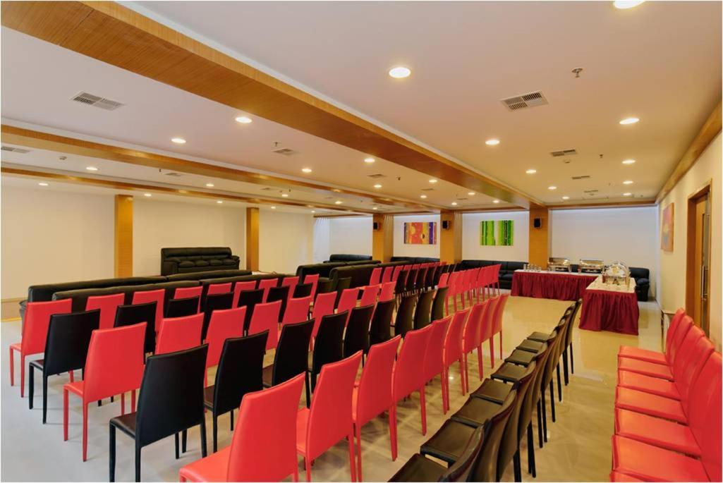Hi 5 Hotel & Experience Nashik Dış mekan fotoğraf