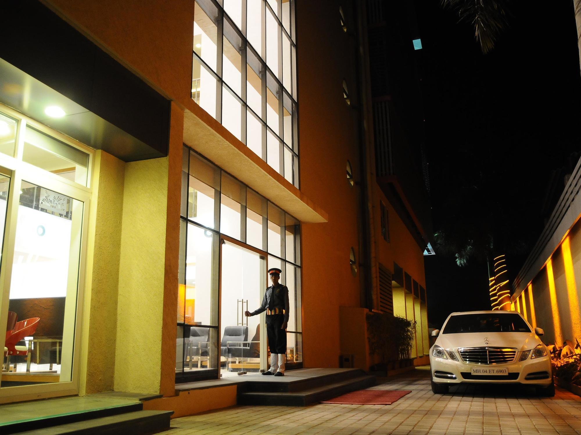 Hi 5 Hotel & Experience Nashik Dış mekan fotoğraf