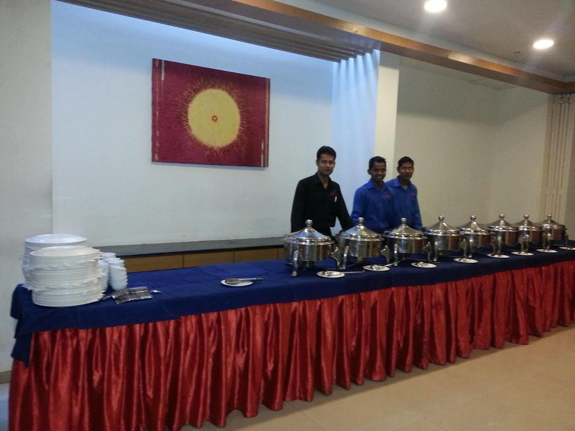 Hi 5 Hotel & Experience Nashik Dış mekan fotoğraf