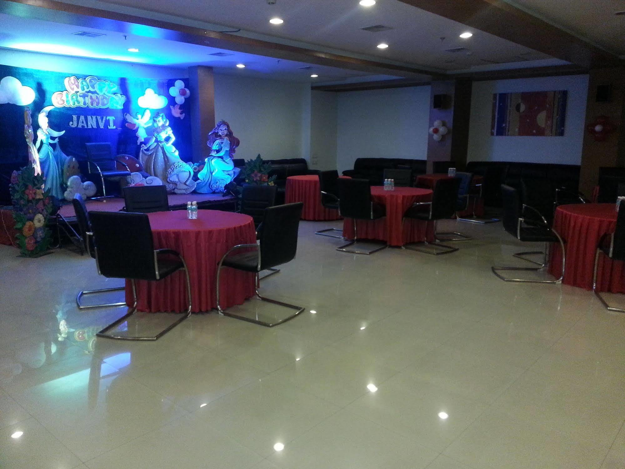 Hi 5 Hotel & Experience Nashik Dış mekan fotoğraf