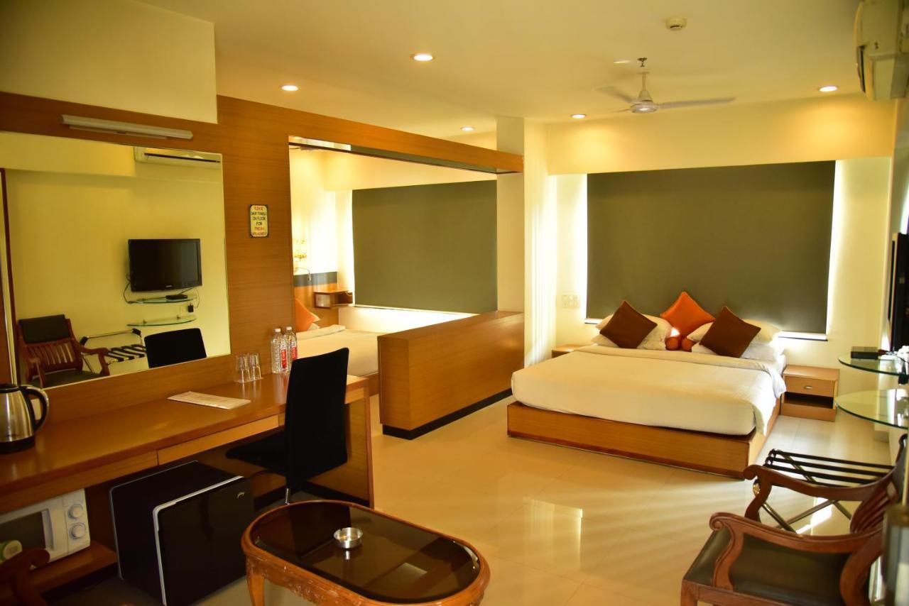 Hi 5 Hotel & Experience Nashik Dış mekan fotoğraf