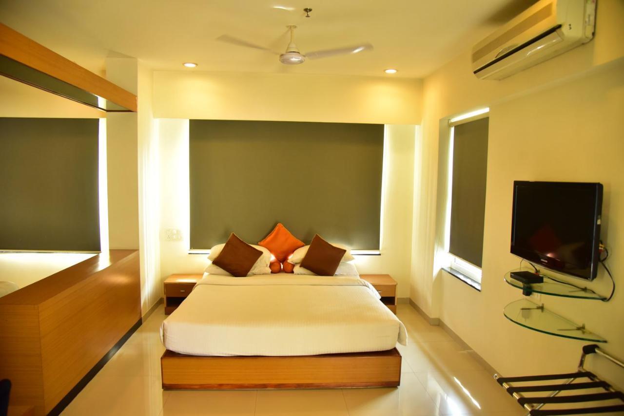 Hi 5 Hotel & Experience Nashik Dış mekan fotoğraf