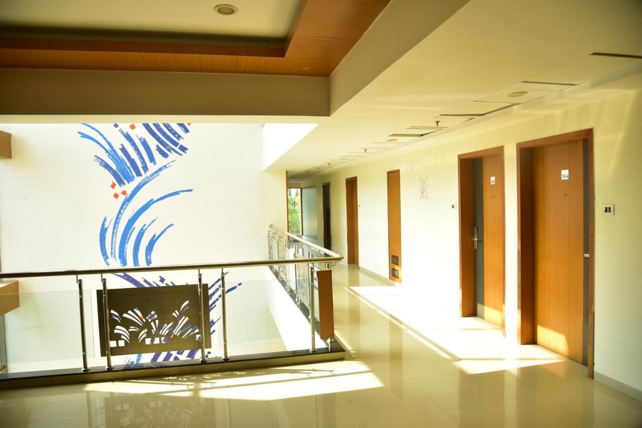 Hi 5 Hotel & Experience Nashik Dış mekan fotoğraf