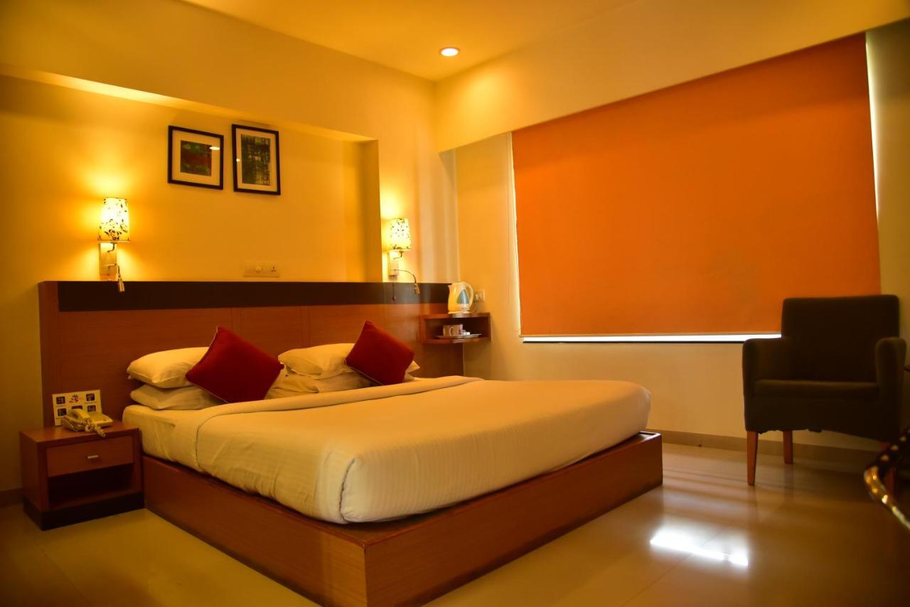 Hi 5 Hotel & Experience Nashik Dış mekan fotoğraf