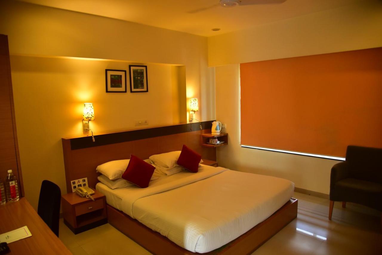 Hi 5 Hotel & Experience Nashik Dış mekan fotoğraf