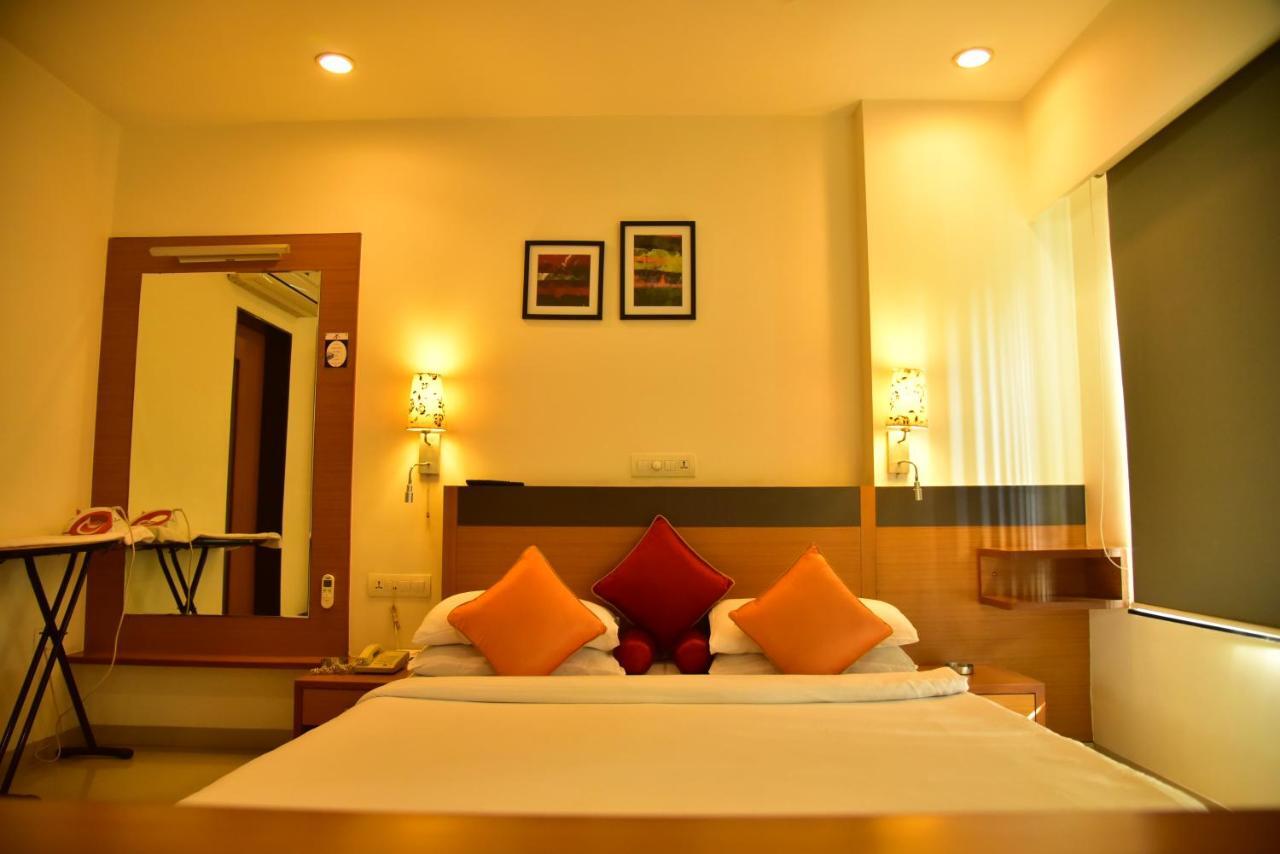 Hi 5 Hotel & Experience Nashik Dış mekan fotoğraf