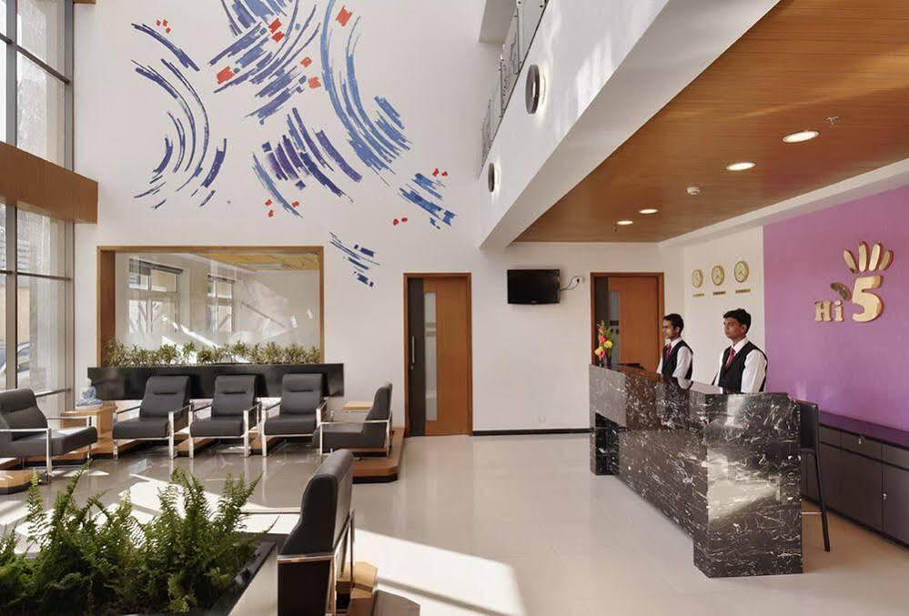 Hi 5 Hotel & Experience Nashik Dış mekan fotoğraf